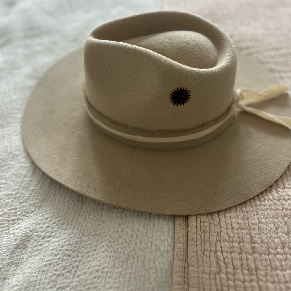 Minga Elegant Cream Women's Hat